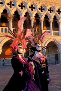 Fantasiemasken vor dem Dogenpalast beim Karneval, Venedig, Venetien, Italien Fantasiemasken vor dem Dogenpalast beim Karneval, Venedig, Venetien, Italien